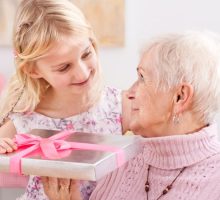 Подарок бабушке на день рождения: лучшие идеи и советы что можно подарить