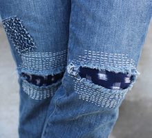 Заплатки на джинсы - как красиво скрыть дефекты и украсить джинсы вручную (85 фото)