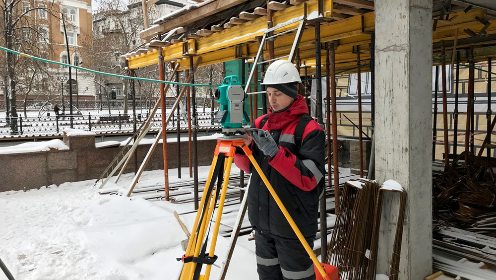 Основы геодезических работ. Геодезическая основа для строительства. Геодезический контроль в строительстве. Геодезист на строительной площадке. Геодезическая основа на строительной площадке это.